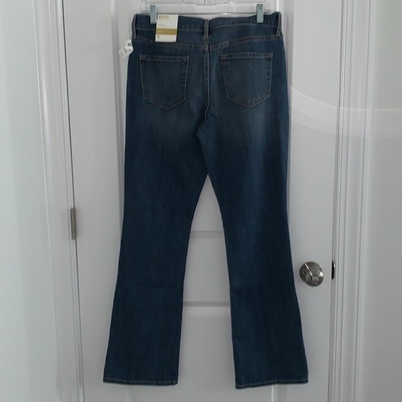 NWT Old Navy mid-rise curvy boot cut jeans. Regular length size 8 - Picture 2 of 8